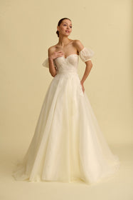 Görseli Galeri görüntüleyiciye yükleyin, Romantik tasarımı, zarif dantel detayları ve modern çizgileriyle her gelin için özel olarak tasarlanmış A kesim, prenses ve balık model gelinlik koleksiyonu.
