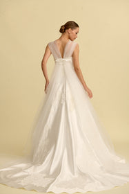 Görseli Galeri görüntüleyiciye yükleyin, Romantik tasarımı, zarif dantel detayları ve modern çizgileriyle her gelin için özel olarak tasarlanmış A kesim, prenses ve balık model gelinlik koleksiyonu.
