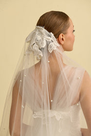 Görseli Galeri görüntüleyiciye yükleyin, Romantik tasarımı, zarif dantel detayları ve modern çizgileriyle her gelin için özel olarak tasarlanmış A kesim, prenses ve balık model gelinlik koleksiyonu.
