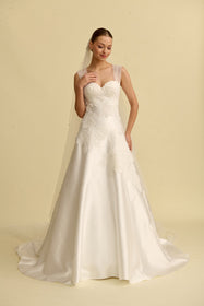 Görseli Galeri görüntüleyiciye yükleyin, Romantik tasarımı, zarif dantel detayları ve modern çizgileriyle her gelin için özel olarak tasarlanmış A kesim, prenses ve balık model gelinlik koleksiyonu.
