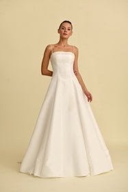 Görseli Galeri görüntüleyiciye yükleyin, Romantik tasarımı, zarif dantel detayları ve modern çizgileriyle her gelin için özel olarak tasarlanmış A kesim, prenses ve balık model gelinlik koleksiyonu.
