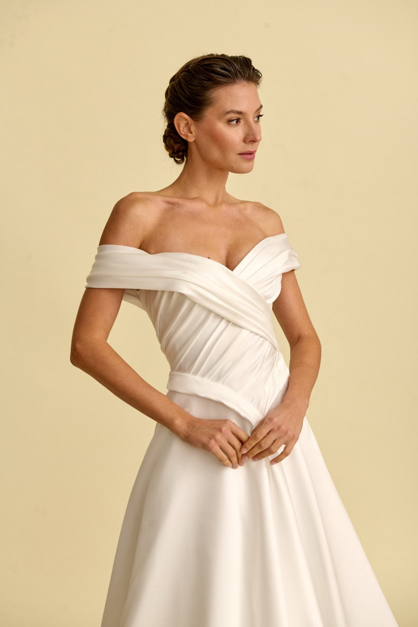 Romantik tasarımı, zarif dantel detayları ve modern çizgileriyle her gelin için özel olarak tasarlanmış A kesim, prenses ve balık model gelinlik koleksiyonu.