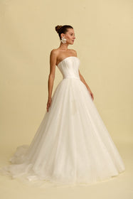 Görseli Galeri görüntüleyiciye yükleyin, Romantik tasarımı, zarif dantel detayları ve modern çizgileriyle her gelin için özel olarak tasarlanmış A kesim, prenses ve balık model gelinlik koleksiyonu.
