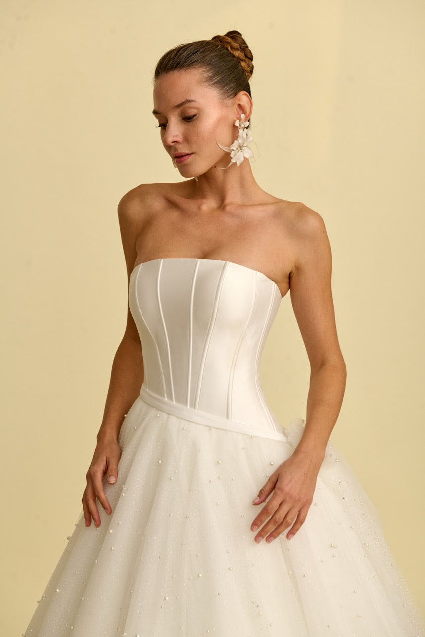 Romantik tasarımı, zarif dantel detayları ve modern çizgileriyle her gelin için özel olarak tasarlanmış A kesim, prenses ve balık model gelinlik koleksiyonu.