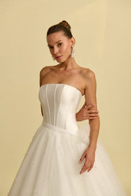 Görseli Galeri görüntüleyiciye yükleyin, Romantik tasarımı, zarif dantel detayları ve modern çizgileriyle her gelin için özel olarak tasarlanmış A kesim, prenses ve balık model gelinlik koleksiyonu.
