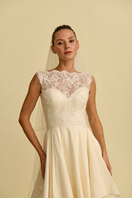 Görseli Galeri görüntüleyiciye yükleyin, Romantik tasarımı, zarif dantel detayları ve modern çizgileriyle her gelin için özel olarak tasarlanmış A kesim, prenses ve balık model gelinlik koleksiyonu.
