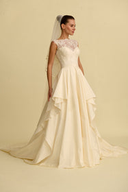 Görseli Galeri görüntüleyiciye yükleyin, Romantik tasarımı, zarif dantel detayları ve modern çizgileriyle her gelin için özel olarak tasarlanmış A kesim, prenses ve balık model gelinlik koleksiyonu.
