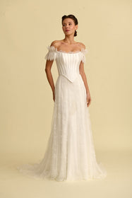 Görseli Galeri görüntüleyiciye yükleyin, Romantik tasarımı, zarif dantel detayları ve modern çizgileriyle her gelin için özel olarak tasarlanmış A kesim, prenses ve balık model gelinlik koleksiyonu.
