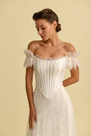 Görseli Galeri görüntüleyiciye yükleyin, Romantik tasarımı, zarif dantel detayları ve modern çizgileriyle her gelin için özel olarak tasarlanmış A kesim, prenses ve balık model gelinlik koleksiyonu.
