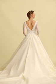 Görseli Galeri görüntüleyiciye yükleyin, Romantik tasarımı, zarif dantel detayları ve modern çizgileriyle her gelin için özel olarak tasarlanmış A kesim, prenses ve balık model gelinlik koleksiyonu.
