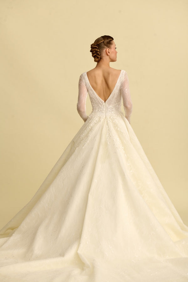 Romantik tasarımı, zarif dantel detayları ve modern çizgileriyle her gelin için özel olarak tasarlanmış A kesim, prenses ve balık model gelinlik koleksiyonu.