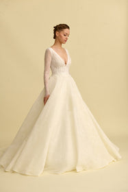 Görseli Galeri görüntüleyiciye yükleyin, Romantik tasarımı, zarif dantel detayları ve modern çizgileriyle her gelin için özel olarak tasarlanmış A kesim, prenses ve balık model gelinlik koleksiyonu.
