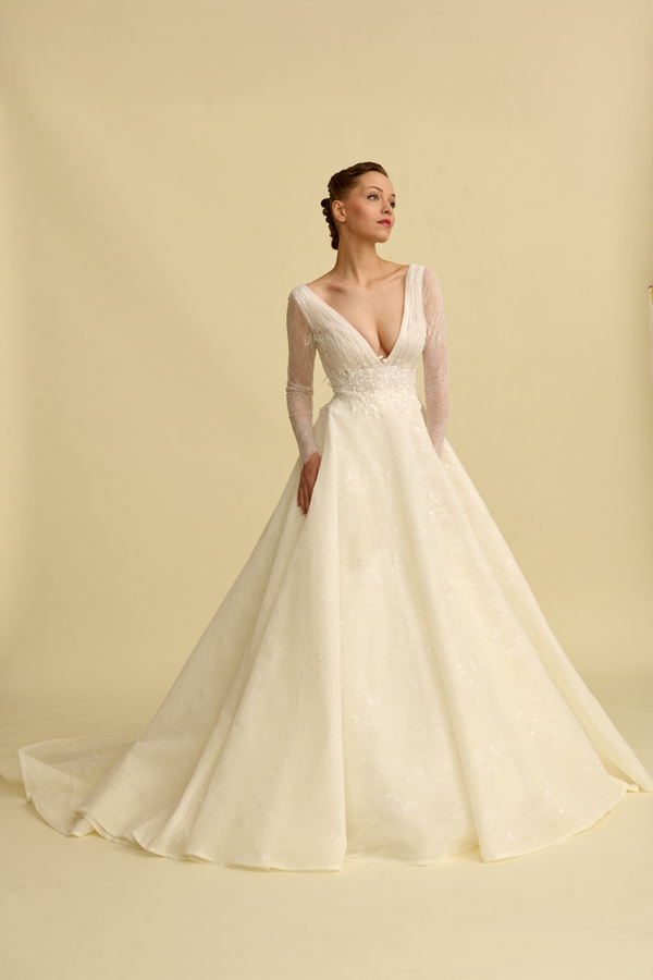 Romantik tasarımı, zarif dantel detayları ve modern çizgileriyle her gelin için özel olarak tasarlanmış A kesim, prenses ve balık model gelinlik koleksiyonu.