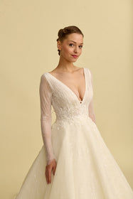 Görseli Galeri görüntüleyiciye yükleyin, Romantik tasarımı, zarif dantel detayları ve modern çizgileriyle her gelin için özel olarak tasarlanmış A kesim, prenses ve balık model gelinlik koleksiyonu.
