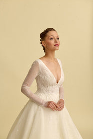 Görseli Galeri görüntüleyiciye yükleyin, Romantik tasarımı, zarif dantel detayları ve modern çizgileriyle her gelin için özel olarak tasarlanmış A kesim, prenses ve balık model gelinlik koleksiyonu.
