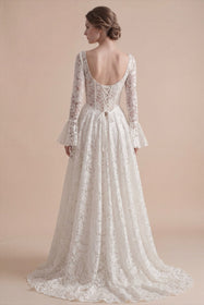 Load image into Gallery viewer, AKAY Gelinlik’e ait uzun kollu dantel A kesim gelinlik modeli. Transparan detaylı üst beden, floral işlemeler ve zarif kuyruk formuyla modern romantik bridal couture tasarım.
