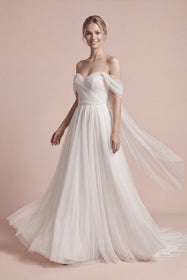 Görseli Galeri görüntüleyiciye yükleyin, Düşük omuz A kesim gelinlik modeli, drapeli straplez yaka, inci detaylı tül gelinlik, romantik uzun kuyruklu bridal elbise, modern sade gelinlik modeli AKAY Bridal
