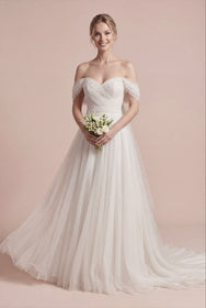 Görseli Galeri görüntüleyiciye yükleyin, Düşük omuz A kesim gelinlik modeli, drapeli straplez yaka, inci detaylı tül gelinlik, romantik uzun kuyruklu bridal elbise, modern sade gelinlik modeli AKAY Bridal
