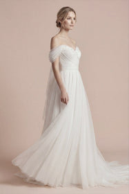 Görseli Galeri görüntüleyiciye yükleyin, Düşük omuz A kesim gelinlik modeli, drapeli straplez yaka, inci detaylı tül gelinlik, romantik uzun kuyruklu bridal elbise, modern sade gelinlik modeli AKAY Bridal
