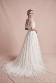 Görseli Galeri görüntüleyiciye yükleyin, Düşük omuz A kesim gelinlik modeli, drapeli straplez yaka, inci detaylı tül gelinlik, romantik uzun kuyruklu bridal elbise, modern sade gelinlik modeli AKAY Bridal
