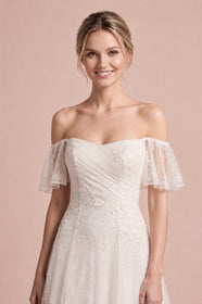 Load image into Gallery viewer, Straplez dantel gelinlik modeli, romantik A kesim siluet, Fransız dantel işlemeli kumaş, korse detaylı üst beden, uzun kuyruklu zarif gelinlik tasarımı, AKAY Bridal koleksiyonu.

