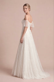 Load image into Gallery viewer, Straplez dantel gelinlik modeli, romantik A kesim siluet, Fransız dantel işlemeli kumaş, korse detaylı üst beden, uzun kuyruklu zarif gelinlik tasarımı, AKAY Bridal koleksiyonu.
