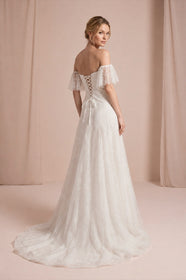Load image into Gallery viewer, Straplez dantel gelinlik modeli, romantik A kesim siluet, Fransız dantel işlemeli kumaş, korse detaylı üst beden, uzun kuyruklu zarif gelinlik tasarımı, AKAY Bridal koleksiyonu.
