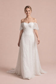 Load image into Gallery viewer, Straplez dantel gelinlik modeli, romantik A kesim siluet, Fransız dantel işlemeli kumaş, korse detaylı üst beden, uzun kuyruklu zarif gelinlik tasarımı, AKAY Bridal koleksiyonu.
