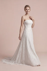 Görseli Galeri görüntüleyiciye yükleyin, A kesim straplez gelinlik, Fransız dantel detaylı romantik gelinlik modeli, uzun kuyruklu prenses kesim AKAY Bridal tasarımı.
