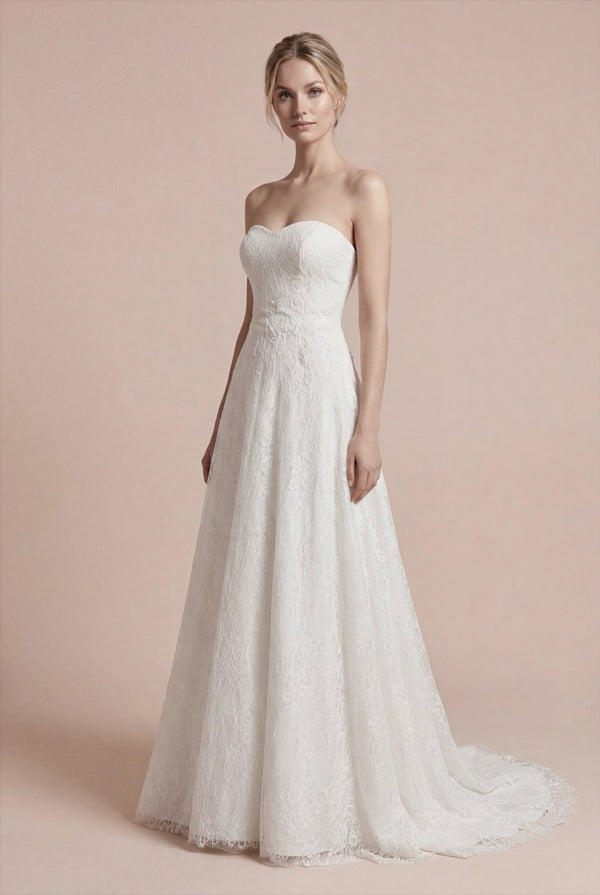 A kesim straplez gelinlik, Fransız dantel detaylı romantik gelinlik modeli, uzun kuyruklu prenses kesim AKAY Bridal tasarımı.