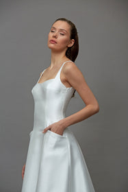 Görseli Galeri görüntüleyiciye yükleyin, Akay a kesim gelinlik modeli, kare yaka modern detaylarıyla düğün gelinliği
