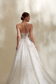 Görseli Galeri görüntüleyiciye yükleyin, Akay kabarık prenses gelinlik modeli, ihtişamlı kabarık etek ve zarif üst detaylarıyla düğün gelinliği
