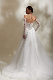 Load image into Gallery viewer, Akay A kesim gelinlik, üstten oturan ve aşağı doğru genişleyen zarif gelinlik tasarımı
