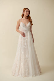 Load image into Gallery viewer, Akay A line gelinlik modeli, romantik siluetli klasik düğün gelinliği tasarımı
