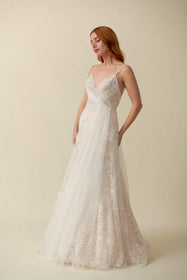 Load image into Gallery viewer, Akay A line gelinlik modeli, romantik siluetli klasik düğün gelinliği tasarımı
