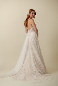 Load image into Gallery viewer, Akay A line gelinlik modeli, romantik siluetli klasik düğün gelinliği tasarımı
