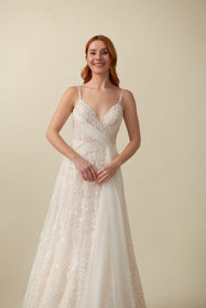 Load image into Gallery viewer, Akay A line gelinlik modeli, romantik siluetli klasik düğün gelinliği tasarımı
