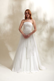 Görseli Galeri görüntüleyiciye yükleyin, Akay A line gelinlik modeli, romantik dantel detaylı klasik A kesim düğün gelinliği
