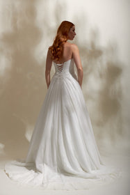 Görseli Galeri görüntüleyiciye yükleyin, Akay A line gelinlik modeli, romantik dantel detaylı klasik A kesim düğün gelinliği
