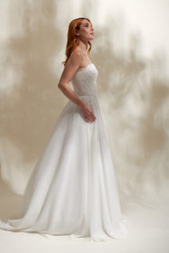 Görseli Galeri görüntüleyiciye yükleyin, Akay A line gelinlik modeli, romantik dantel detaylı klasik A kesim düğün gelinliği
