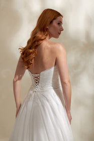 Görseli Galeri görüntüleyiciye yükleyin, Akay A line gelinlik modeli, romantik dantel detaylı klasik A kesim düğün gelinliği
