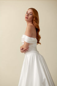 Load image into Gallery viewer, Akay A kesim gelinlik modeli, zarif dantel detaylı klasik ve romantik A line gelinlik
