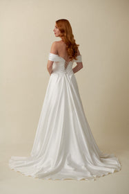 Load image into Gallery viewer, Akay A kesim gelinlik modeli, zarif dantel detaylı klasik ve romantik A line gelinlik
