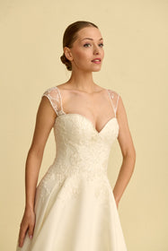 Load image into Gallery viewer, Akay A kesim gelinlik modeli, zarif dantel detaylı klasik ve romantik A line gelinlik
