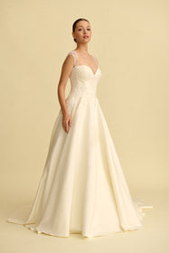 Load image into Gallery viewer, Akay A kesim gelinlik modeli, zarif dantel detaylı klasik ve romantik A line gelinlik
