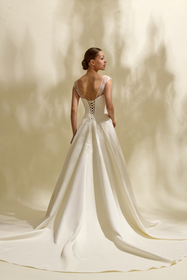 Load image into Gallery viewer, Akay A kesim gelinlik modeli, zarif dantel detaylı klasik ve romantik A line gelinlik
