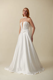 Görseli Galeri görüntüleyiciye yükleyin, Akay A kesim gelinlik, üstten oturan ve aşağı doğru genişleyen zarif gelinlik tasarımı
