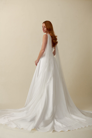 Görseli Galeri görüntüleyiciye yükleyin, Akay A kesim gelinlik, üstten oturan ve aşağı doğru genişleyen zarif gelinlik tasarımı
