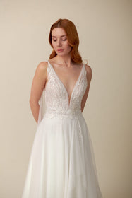 Load image into Gallery viewer, Akay A kesim gelinlik modeli, zarif dantel işli v yaka detaylı klasik ve romantik A line gelinlik
