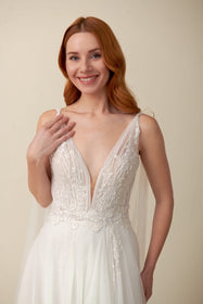 Load image into Gallery viewer, Akay A kesim gelinlik modeli, zarif dantel işli v yaka detaylı klasik ve romantik A line gelinlik
